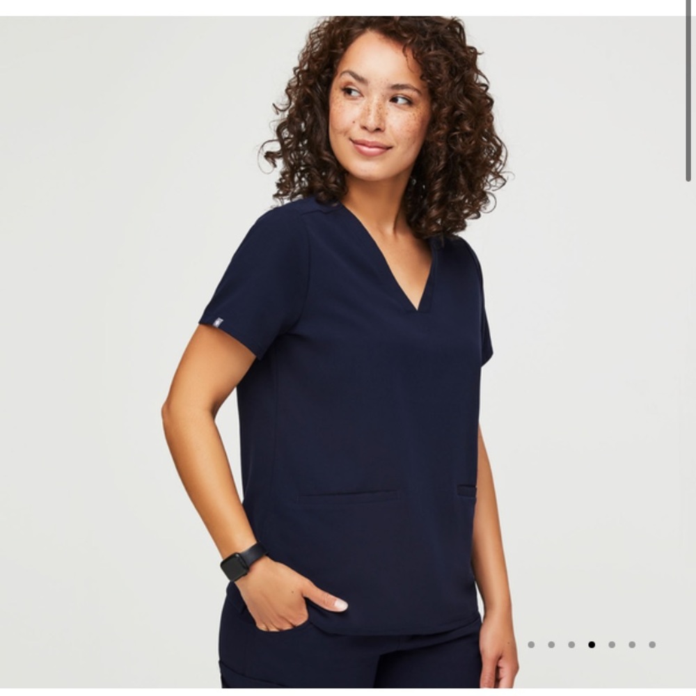 Figs Cashma 3 pocket Navy scrub top size medium
